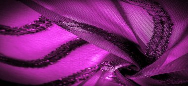 Dekorun süsü, şeffaf kumaş mor-kırmızıdır, doğuştan gelen çizgilerle, ışığın içinden geçmesine izin veren madde, böylece nesneler açıkça görülebilir..