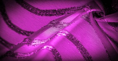 Dekorun süsü, şeffaf kumaş mor-kırmızıdır, doğuştan gelen çizgilerle, ışığın içinden geçmesine izin veren madde, böylece nesneler açıkça görülebilir..