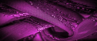 Dekorun süsü, şeffaf kumaş mor-kırmızıdır, doğuştan gelen çizgilerle, ışığın içinden geçmesine izin veren madde, böylece nesneler açıkça görülebilir..