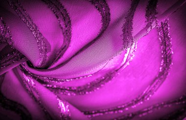 Dekorun süsü, şeffaf kumaş mor-kırmızıdır, doğuştan gelen çizgilerle, ışığın içinden geçmesine izin veren madde, böylece nesneler açıkça görülebilir..