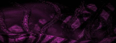 Dekorun süsü, şeffaf kumaş mor-kırmızıdır, doğuştan gelen çizgilerle, ışığın içinden geçmesine izin veren madde, böylece nesneler açıkça görülebilir..