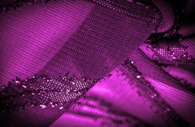 Dekorun süsü, şeffaf kumaş mor-kırmızıdır, doğuştan gelen çizgilerle, ışığın içinden geçmesine izin veren madde, böylece nesneler açıkça görülebilir..