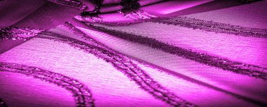 Dekorun süsü, şeffaf kumaş mor-kırmızıdır, doğuştan gelen çizgilerle, ışığın içinden geçmesine izin veren madde, böylece nesneler açıkça görülebilir..