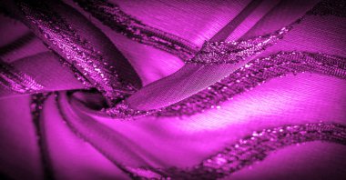 Dekorun süsü, şeffaf kumaş mor-kırmızıdır, doğuştan gelen çizgilerle, ışığın içinden geçmesine izin veren madde, böylece nesneler açıkça görülebilir..