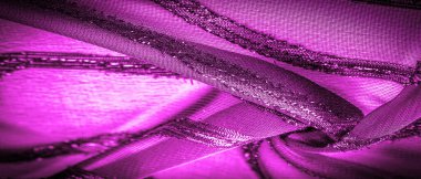 Dekorun süsü, şeffaf kumaş mor-kırmızıdır, doğuştan gelen çizgilerle, ışığın içinden geçmesine izin veren madde, böylece nesneler açıkça görülebilir..