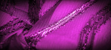 Dekorun süsü, şeffaf kumaş mor-kırmızıdır, doğuştan gelen çizgilerle, ışığın içinden geçmesine izin veren madde, böylece nesneler açıkça görülebilir..