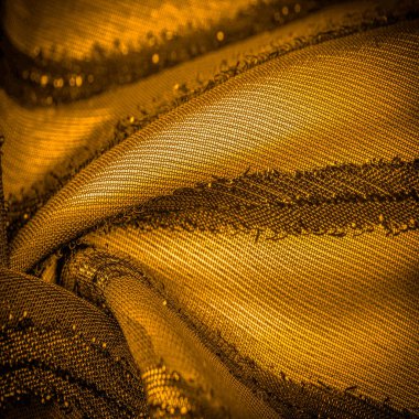 Dekorun süsü, kumaş şeffaf hardal sarısıdır, parlak doğuştan gelen çizgilerle, ışığın içinden geçmesini sağlar, böylece nesneler açıkça görülebilir.