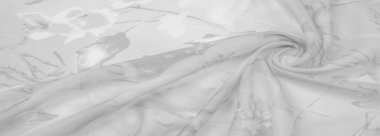 Doku, arka plan, gri çiçekli beyaz ipek süs. Kumaşın bir Jacquard dokuması var. Bu kumaş sayesinde yumuşak bir şekilde parıldayan saten bölümler elde etti.