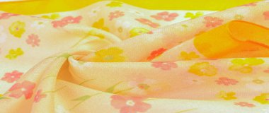 Doku arka planı, ipek kumaş, bej arka planda küçük çiçekler, ince dikiş. Kırmızı, bej renkli ton. Çiçek tasarımı