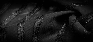 Arkaplan resminin dokusu, kumaş şeffaftır. Doğuştan gelen parlak çizgilerle, maddeyle. Işığın içinden geçmesini sağlar..