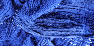 Arkaplan resminin dokusu, dekorun süsü, safir mavi kıvrımlı kumaş, paralel veya çapraz kıvrımlı tırtıklı kumaş; böyle bir kumaştan elde edilen ürünler..