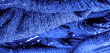 Arkaplan resminin dokusu, dekorun süsü, safir mavi kıvrımlı kumaş, paralel veya çapraz kıvrımlı tırtıklı kumaş; böyle bir kumaştan elde edilen ürünler..