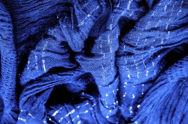 Arkaplan resminin dokusu, dekorun süsü, safir mavi kıvrımlı kumaş, paralel veya çapraz kıvrımlı tırtıklı kumaş; böyle bir kumaştan elde edilen ürünler..