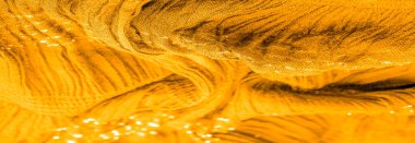 Arkaplan deseninin dokusu, süs süsü, altın sarısı kıvrımlı kumaş, paralel ya da çapraz kıvrımlı kumaş; böyle bir kumaştan çıkan ürünler.