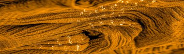 Arkaplan deseninin dokusu, süs süsü, altın sarısı kıvrımlı kumaş, paralel ya da çapraz kıvrımlı kumaş; böyle bir kumaştan çıkan ürünler.