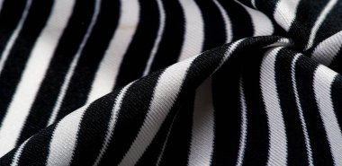 İpek çizgili kumaş. Siyah ve beyaz çizgiler. Bu güzel, süper yumuşak ipek karışımı orta kalınlıkta örülmüş kumaş tasarım projeleriniz için mükemmel. Lüks bir his için sırtına sürtünüyor.