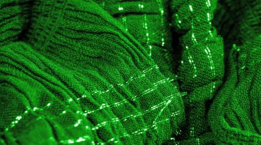 Arkaplan dokusu, süs süsü, zümrüt yeşili kıvrımlı kumaş, paralel veya çapraz kıvrımlı kumaş; böyle bir kumaştan çıkan ürünler..