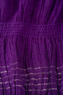 Desenli arka plan deseni, dekorasyon süsü, mavi sentlik koyu leylak dokuması, paralel veya köşegen kıvrımlı kumaş; böyle bir kumaştan çıkan ürünler..