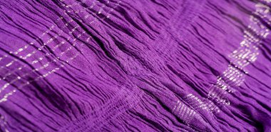 Desenli arka plan deseni, dekorasyon süsü, mavi sentlik koyu leylak dokuması, paralel veya köşegen kıvrımlı kumaş; böyle bir kumaştan çıkan ürünler..