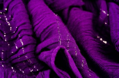 Desenli arka plan deseni, dekorasyon süsü, mavi sentlik koyu leylak dokuması, paralel veya köşegen kıvrımlı kumaş; böyle bir kumaştan çıkan ürünler..