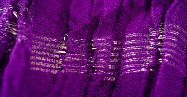 Desenli arka plan deseni, dekorasyon süsü, mavi sentlik koyu leylak dokuması, paralel veya köşegen kıvrımlı kumaş; böyle bir kumaştan çıkan ürünler..