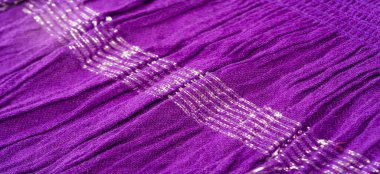 Desenli arka plan deseni, dekorasyon süsü, mavi sentlik koyu leylak dokuması, paralel veya köşegen kıvrımlı kumaş; böyle bir kumaştan çıkan ürünler..