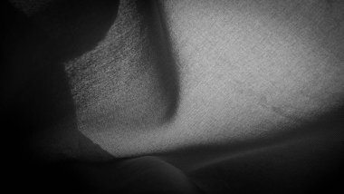 Doku, arkaplan, desen, saten siyah genellikle parlak bir yüzeye ve donuk bir sırta sahip, saten dokuma dört ya da daha fazla dolgu ipliği ile karakterize edilir.,