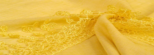 采购产品纹理 明信片 丝绸面料 女性黄围巾与花边包装 使用这些精美的图像来创建您的打印和数字材料 — 图库照片