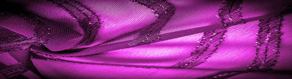 装饰的装饰物 透明的织物是紫红色的 带有明亮的天生条纹 这种材料使光通过它 使后面的物体可以清楚地看到 — 图库照片