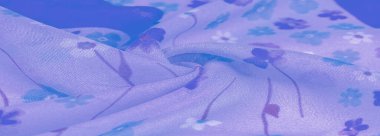 Arkaplan deseni, ipek kumaş, eflatun arkaplanda küçük çiçekler, baskılı ince bir gök mavisi rengi. Çiçek tasarımı