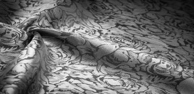 kabartma deseni, kompozit tekstil, siyah beyaz ipek kumaş, çiçek desenli, alışılmadık hoş görsel duyular: kayganlık, serinlik, yumuşaklık; güzel görünüş, eşsiz parlaklık