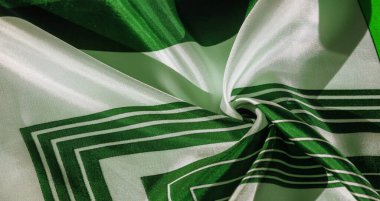 Doku, yeşil çizgili ipek kumaş. Bu kumaşın tasarımı beyaz tavşan stilinde bir yamalı mozaiğe adanmıştır. Bir peri masalının yeleğinin nasıl görüneceğini temsil eder..