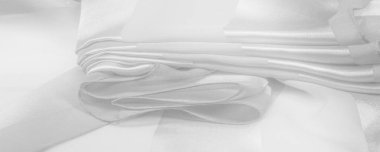 Doku, arkaplan, metalik parıltılı beyaz ipek çizgili kumaş. Eğer kötü bir ruh halin varsa, bu kumaş onu eşi görülmemiş yüksekliklere taşıyacaktır. Projeniz başarılı olacak..