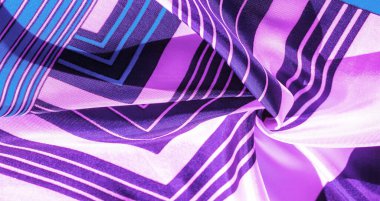 Doku, arkaplan, mavi çizgili ipek kumaş. Bu kumaşın tasarımı beyaz tavşan stilinde bir yamalı mozaiğe adanmıştır. Bir peri masalının yeleğinin nasıl görüneceğini temsil eder..