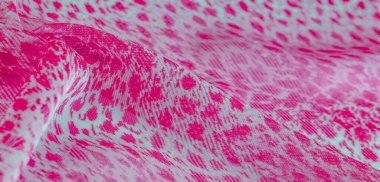 Beyaz kırmızı rengin dokusu, arkaplanı, deseni, ipek kumaşı tekstil. Özellikleri, daha esnek ve tasarlanması daha kolay olduğu için dokuma malzemesinden farklıdır..