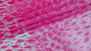 Beyaz kırmızı rengin dokusu, arkaplanı, deseni, ipek kumaşı tekstil. Özellikleri, daha esnek ve tasarlanması daha kolay olduğu için dokuma malzemesinden farklıdır..