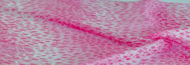 Beyaz kırmızı rengin dokusu, arkaplanı, deseni, ipek kumaşı tekstil. Özellikleri, daha esnek ve tasarlanması daha kolay olduğu için dokuma malzemesinden farklıdır..