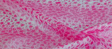 Beyaz kırmızı rengin dokusu, arkaplanı, deseni, ipek kumaşı tekstil. Özellikleri, daha esnek ve tasarlanması daha kolay olduğu için dokuma malzemesinden farklıdır..