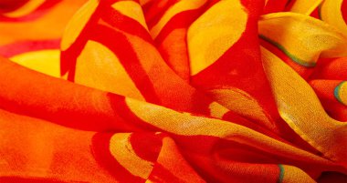 desen ipeği, kumaş kırmızısı arkaplan boyalı sarı çiçekler kumaş desenli çizimler. Parlak sarı çiçekli ve köri renkli çizgili izler avlunun her tarafına yayılmış..