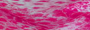 Beyaz kırmızı rengin dokusu, arkaplanı, deseni, ipek kumaşı tekstil. Özellikleri, daha esnek ve tasarlanması daha kolay olduğu için dokuma malzemesinden farklıdır..