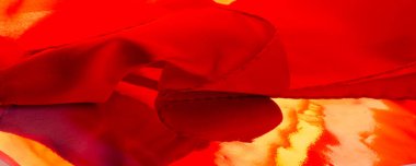 Geçmişi, dokusu, deseni, kırmızı ipek kumaşı, kızaran kırmızı çiçekli gülü.