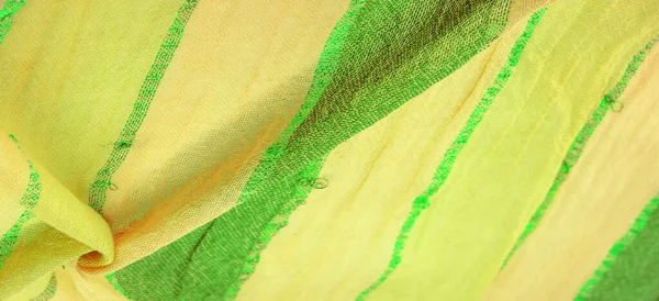 背景纹理图案 装饰品 丝绸面料 大的黄绿色条 被一条翡翠金条隔开 这款面料会装饰你的设计 你会是最好的 — 图库照片