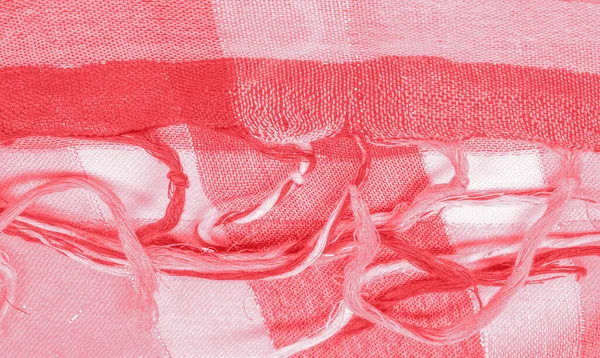 面料背景图案丝巾 女性红色 带有金属带 围巾上装饰着精美的拼凑图案 用苏格兰人抽象图案或格子图案制成的淡淡的格子图案装饰着 — 图库照片