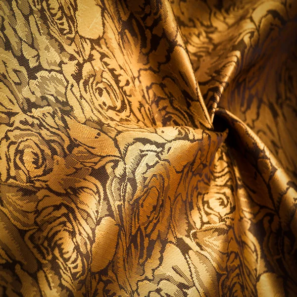 エンボスパターン 複合繊維 黄色の絹の生地 金の色 花のパターンと 異常に快適な視覚感覚 滑りやすい 涼しさ 柔らかさ 美しい外観 — ストック写真