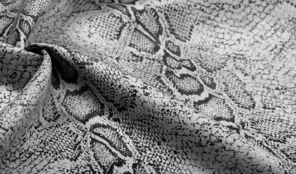 Tekstur Latar Belakang Pola Kain Dengan Pola Kulit Ular Abu — Stok Foto
