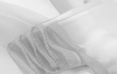 Doku, arkaplan, metalik parıltılı beyaz ipek çizgili kumaş. Eğer kötü bir ruh halin varsa, bu kumaş onu eşi görülmemiş yüksekliklere taşıyacaktır. Projeniz başarılı olacak..