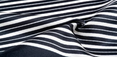 İpek çizgili kumaş. Siyah ve beyaz çizgiler. Bu güzel, süper yumuşak ipek karışımı orta kalınlıkta örülmüş kumaş tasarım projeleriniz için mükemmel. Lüks bir his için sırtına sürtünüyor.