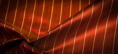 Kumaşın arkaplan dokusu, yakut kırmızısı rengi ince, güçlü, yumuşak, parlak lif kozaların üretiminde ipek böcekleri tarafından elde edilir ve iplik ve kumaş üretimi için birleştirilir..