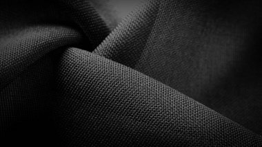 Doku, arkaplan, desen, saten siyah genellikle parlak bir yüzeye ve donuk bir sırta sahip, saten dokuma dört ya da daha fazla dolgu ipliği ile karakterize edilir.,