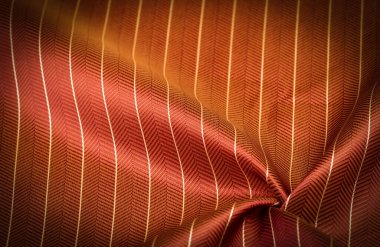 Kumaşın arkaplan dokusu, yakut kırmızısı rengi ince, güçlü, yumuşak, parlak lif kozaların üretiminde ipek böcekleri tarafından elde edilir ve iplik ve kumaş üretimi için birleştirilir..